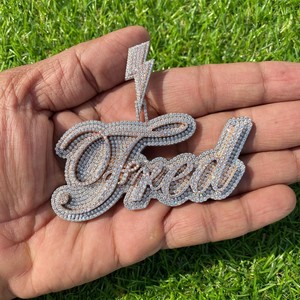 จี้ชื่อแบบกำหนดเองประดับเพชรโมอิสซาไนต์ทรงบริลเลียนต์สำหรับผู้ชาย เงินแท้ 925 ชุบทอง เครื่องประดับฮิปฮอปแบบ Iced พร้อมใบรับรอง IGI - Product Image 4