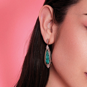 Boucles d'oreilles pendantes en or rose plaqué avec pierre verte taille émeraude, bijoux de luxe pour femme, forme goutte d'eau, sertissage griffe - Product Image 2