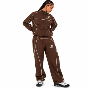 Conjunto Deportivo Personalizado con Logotipo, Color Marrón, Unisex, Ligero, Cortavientos, Chaqueta con Capucha de Poliéster/Nailon, Pantalones Anchos con Contraste - Product Image 1