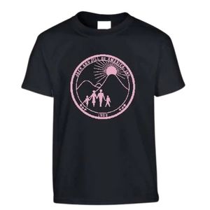 เสื้อยืดแฟชั่นลำลองสำหรับวัยรุ่นสีดำ แขนสั้น พิมพ์ลายขอบสีชมพู คอกลม น้ำหนักเบา เหมาะสำหรับฤดูร้อน ใส่ได้ทุกวัน ยูนิเซ็กซ์ ผ้าฝ้าย 100% - Product Image 1