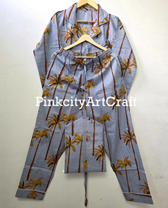 Ensemble de pyjama de luxe élégant et artisanal en coton bleu pour femme, imprimé palmiers tropicaux, col à revers, taille élastique - Product Image 5