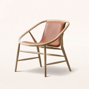 Fauteuil lounge moderne en teck avec accoudoirs courbes et coussin en cuir marron de qualité supérieure pour un espace de vie élégant - Product Image 1