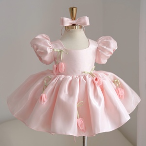 Vestido de Princesa de Satén para Niñas con Detalles de Flores de Tulipán, Mangas Abullonadas y Falda Amplia, Elegante Ropa de Fiesta para Venta al por Mayor en Boutiques OEM - Product Image 4