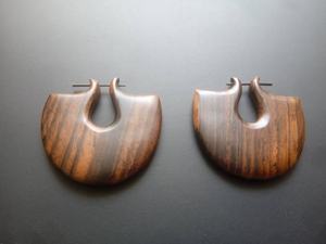 Pendientes de madera hechos a mano con diseño de engranaje metálico, estilo minimalista, accesorios de joyería. - Product Image 3
