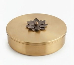 Boîte de rangement pour épices en métal doré rond de qualité supérieure avec un design de couvercle à fleurs pour une utilisation en cuisine - Product Image 4