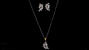 Pendentif en diamant de laboratoire de forme poire serti d'oreillettes assorties |   Bijoux de mariage et de fête au design en cluster - Product Image 3