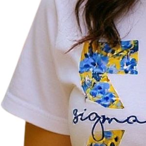 Camiseta Personalizada con Estampado Floral para Mujer, Cuello Redondo, Manga Corta, Diseño con Letras Griegas, Estilo Casual, Verano, Universidad, Moda - Product Image 3