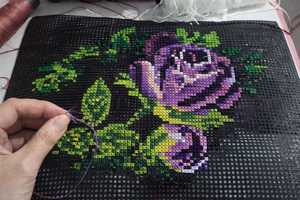 Bolso Tote Morado y Negro Bordado con Cuentas, Patrón de Colores Mixtos, Asa de Bambú, Bolso de Mano Artesanal de Moda para Uso Diario TIMELESS - Product Image 5