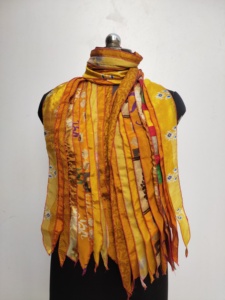 Écharpe en soie jaune à imprimé géométrique ethnique, forme carrée, multifonctionnelle, tendance pour femmes, toutes saisons - Product Image 6
