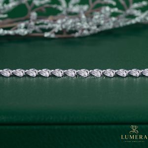 Bracelet tennis de luxe inspiré de la nature, serti de diamants de laboratoire, avec pierres marquise et rondes brillantes, motif feuille. - Product Image 2