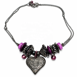 Collier Pendentif Cœur Argent Vieilli en Gros avec Perles Violettes et Breloques Texturées, Bijou Tendance Gothique - Product Image 1