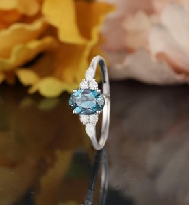 Bague de fiançailles et de mariage en argent sterling 925 avec alexandrite taille ovale, pierre précieuse à changement de couleur, bijou de mariée vintage de luxe, cadeau pour elle - Product Image 2