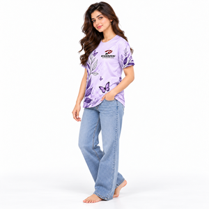 Prendas esenciales modernas para el armario con diseños únicos y un ajuste cómodo. Camisetas estampadas para mujer para un estilo diario. - Product Image 3