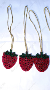 En gros, Breloque de sac et Porte-clés de luxe en coton fait main, perlée de perles de rocaille, motif fraise, légère, durable, mignonne et romantique - Product Image 4