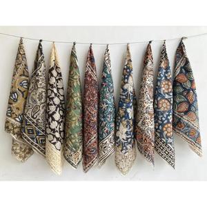 Pañuelo de algodón floral bohemio hecho a mano, bandana cuadrada con estampado indio a mano, pañuelo para la cabeza para mujer - Product Image 3