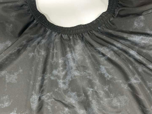 Cape de coiffure Tactus Industries en polyester noir, anti-adhésive, écologique, résistante à l'eau, portable, pour salon de coiffure et barbier - Product Image 6