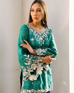 SADIA AUN HUTE COUTURE Salwar Kameez en satin de soie brodé vert pour femme, pantalon bleu long, style traditionnel indien pakistanais - Product Image 3