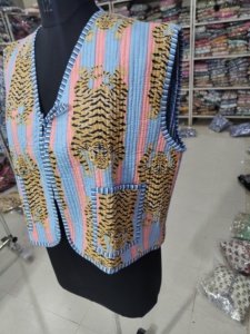 Chaleco bomber de algodón acolchado con estampado de rayas de tigre y flores, reversible, transpirable, de manga corta para mujer, regalo para ella. - Product Image 3
