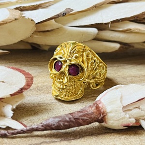 Anillo Gótico de Calavera 2026, Última Colección, con Granate, Latón, Baño de Oro de 18k, Textura Filigrana, Estilo Punk, Anillo de Calavera para Motociclistas, Venta al por Mayor - Product Image 4