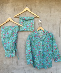 Ensemble de pyjama d'été en coton floral pour femme, bleu turquoise, imprimé bloc, vêtements de nuit écologiques, loungewear doux à fleurs roses, boutonné - Product Image 2