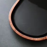 Grande assiette ovale en bois sculptée à la main, noire, pour le service du pain, avec finition émail colorée, design personnalisé, luxe et élégance de haute qualité