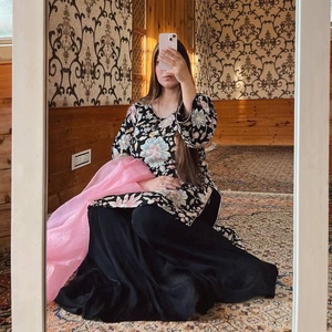 Salwar Kameez indien de mariage, entièrement cousu, prêt à porter, en faux georgette fantaisie, avec broderie de sequins, haut, pantalon et dupatta - Product Image 4