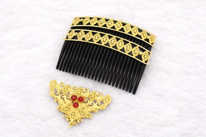 Peigne à cheveux vintage plaqué or, fait main, écologique, étanche, élégant, en alliage, avec mini pierres rouges et motif floral, pour mariée - Product Image 3