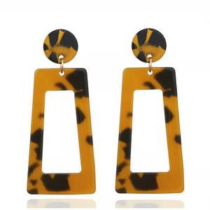 Boucles d'oreilles à clip en résine faites à la main par des artisans pour femmes, bijoux de fête tendance et colorés, design classique - Product Image 2