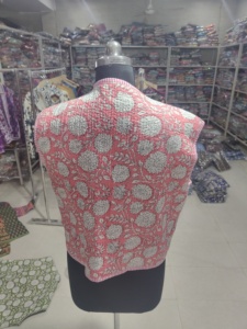 เสื้อกั๊กผ้าควิลท์ลายดอกไม้สีชมพู คอวี แขนกุด มีกระเป๋าปะ ผ้าฝ้ายทอ เสื้อแจ็คเก็ตสำหรับฤดูใบไม้ผลิ ของขวัญสำหรับเธอ - Product Image 6