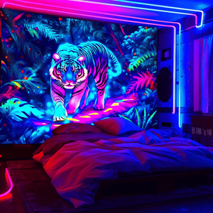 Tigre Majestuoso en un Entorno Natural de Selva, Tapiz Decorativo Fluorescente de Gran Tamaño con Impresión Estética para Colgar en la Pared - Product Image 1