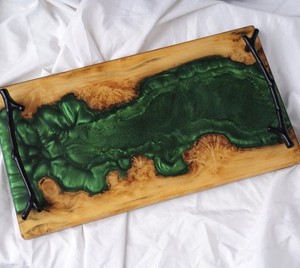 Bandeja de queso con borde vivo de resina epoxi de nogal, tablero para servir, asas de metal, regalo de boda personalizado, regalo de inauguración de la casa - Product Image 2