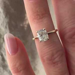 Anillos de compromiso y boda solitarios de oro macizo de 14K y 18K con diamante cultivado en laboratorio con corte cojín certificado IGI, engaste de púas para mujer, de Orave - Product Image 5