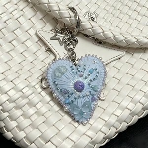 Colgante de Corazón Hecho a Mano con Cuentas, Llavero con Bordado de Mariposa en Tonos Pastel, Accesorio para Bolso Estilo Cottagecore - Product Image 4