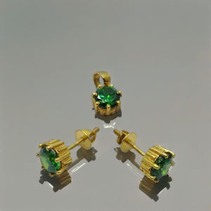 Pendentif en or jaune 22 carats avec pierre verte et boucles d'oreilles assorties, ensemble de bijoux classique à coupe ronde pour femmes et filles - Product Image 3