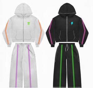 Sweat à capuche pour homme avec impression numérique néon, sublimation haute définition, streetwear avec manches à motif technique contrastant - Product Image 1