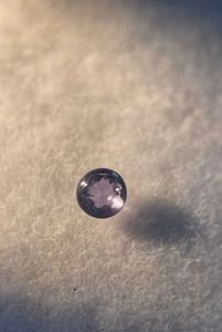 Alexandrite, pierre naturelle facettée de taille ronde, changeant de couleur. - Product Image 3