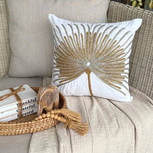 Housse de coussin carrée de luxe brodée à la main avec des perles pour la décoration de la maison, le style de la chambre et une utilisation contemporaine - Product Image 3