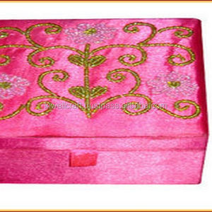 Caja de Joyería Rectangular de Madera Rosa con Bordado Floral y Detalles en Dorado para Decoración del Hogar - Product Image 3