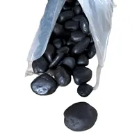 Vialetto fiume nero rivestimento in resina poliruthana cena di colore scuro ciottoli lisci pietre di pietra finitrice rocce