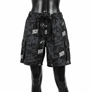 กางเกงว่ายน้ำผู้หญิงผ้าไมโครไฟเบอร์โพลีเอสเตอร์แห้งเร็วแบบพรีเมียม สีดำลายกราฟฟิตี แต่งกระเป๋าแบบคาร์โก้ พิมพ์ลายโลโก้ - Product Image 1