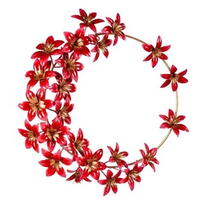 Vibrante corona de lirios metálicos rojos para pared, con detalles dorados brillantes en flores hechas a mano, para una decoración del hogar impresionante. - Product Image 2