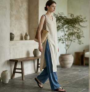 Conjunto de Verano Minimalista para Mujer: Top Largo sin Mangas de Lino con Aberturas Laterales y Pantalones Anchos - Product Image 1