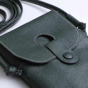 Bolso Bandolera de Cuero Negro Clásico y Elegante para Mujer con Cierre de Broche y Diseño Protector - Bolso de Viaje Bandolera Verde de Cuero - Product Image 4