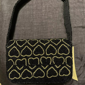Sac à main à rabat en perles de verre noir et or en forme de cœur pour femme, idéal pour les soirées, les dîners, le transport de cosmétiques et comme support pour téléphone portable - Product Image 1
