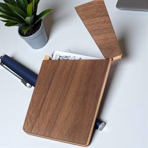 ที่ใส่บัตรธุรกิจไม้ทำมือ |   แท่นวางการ์ดไม้เนื้อแข็งธรรมชาติ |   อุปกรณ์จัดระเบียบสำนักงานแบบรักษ์โลก - Product Image 5