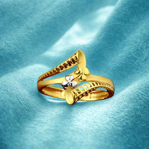 แหวนทองลายดอกไม้สองสี |   ดีไซน์สายรัดแบบมีร่องสำหรับผู้หญิง |   ทองคำแท้สีเหลือง น้ำหนัก 2.280 กรัม ดีไซน์ทันสมัย - Product Image 5