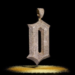 Pendentif Lettre en Argent 925 Plaqué Or 18K avec Moissanite Taille Princesse Sertie en Bezel, Breloque Prénom Personnalisée, Cadeau Bijou - Product Image 4