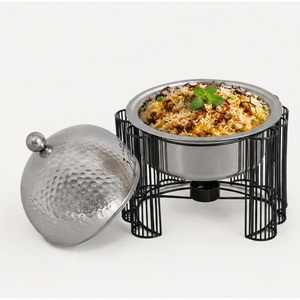 Plat de service rond exclusif en acier inoxydable martelé avec support en treillis métallique noir pour buffet - Product Image 2