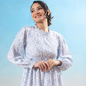 Robe blanche à carreaux, coupe ajustée et évasée, col en V, manches trois-quarts évasées, longueur genou, ourlet évasé, en tissu crêpe - Product Image 1