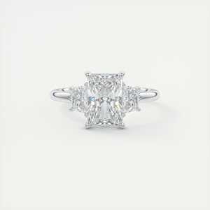 Anillo de compromiso con piedra central radiante de 2.50 quilates y piedras laterales trapezoidales en oro blanco de 14 quilates - Product Image 3